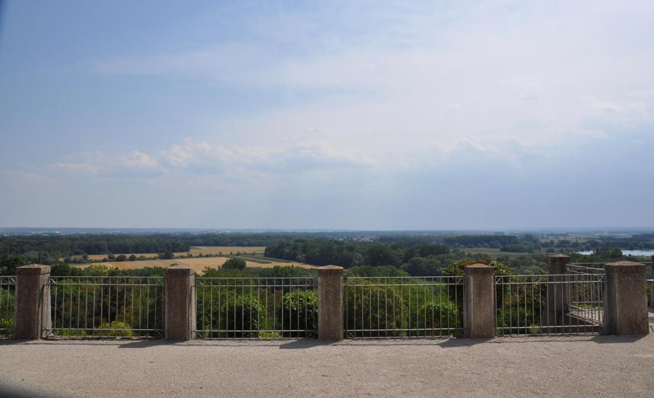 Hotel Schloss Leitheim Bagian luar foto
